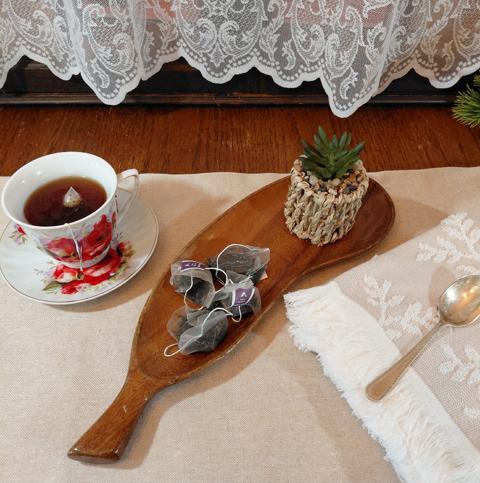 Leaf Shaped Wooden Serving Dish – Natural Grain Rustic Bowl