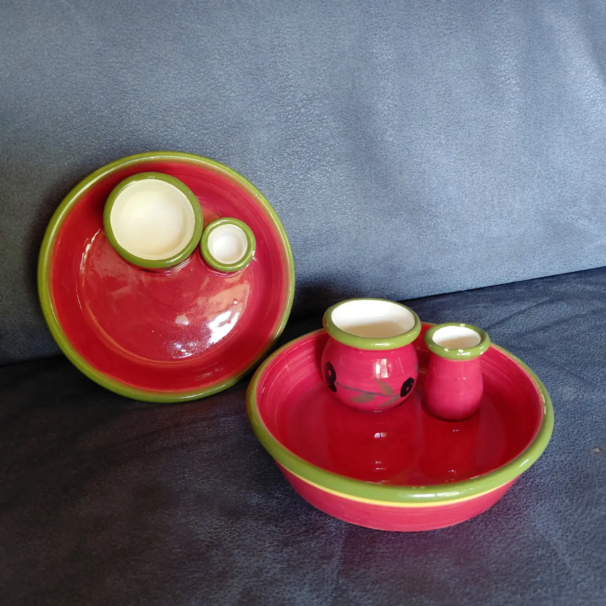 Pair of hand‑painted vintage olive dishes — rustic tapas bowls by L. Deke en Zn
