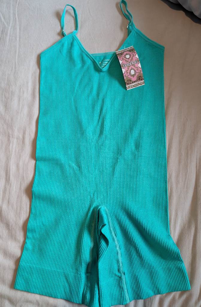 Brand New with Tags Boohoo Ladies Green Basic Seamless Ribbed Strappy Short Unitard - Size Medium