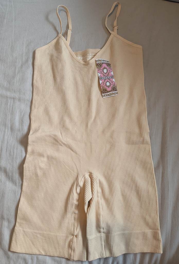 New with Tags Boohoo Ladies Beige Basic Seamless Ribbed Strappy Short Unitard - Size Medium