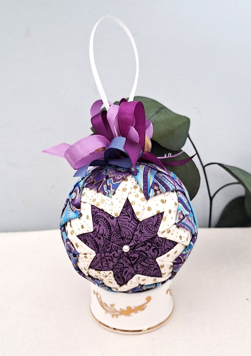 Stunning Christmas Tree 🎄Ornament a Wonderful Keepsake Christmas in August