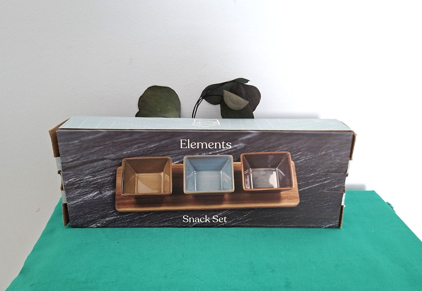 New In It's Box 4-Piece Serving Set for Nibbles, Snacks & Dips -3 Bowls & Wooden Tray
