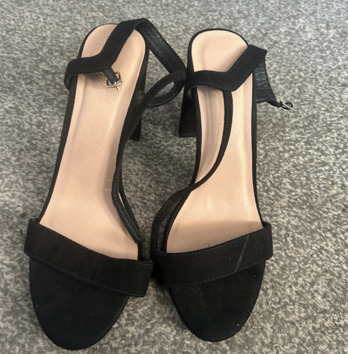 Black heel shoes