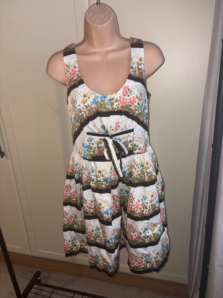Ladies floral dress, from new look size excellent condition