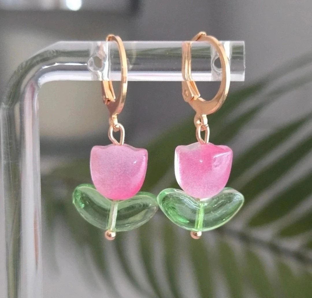 Gorgeous tulip gold huggie hoops