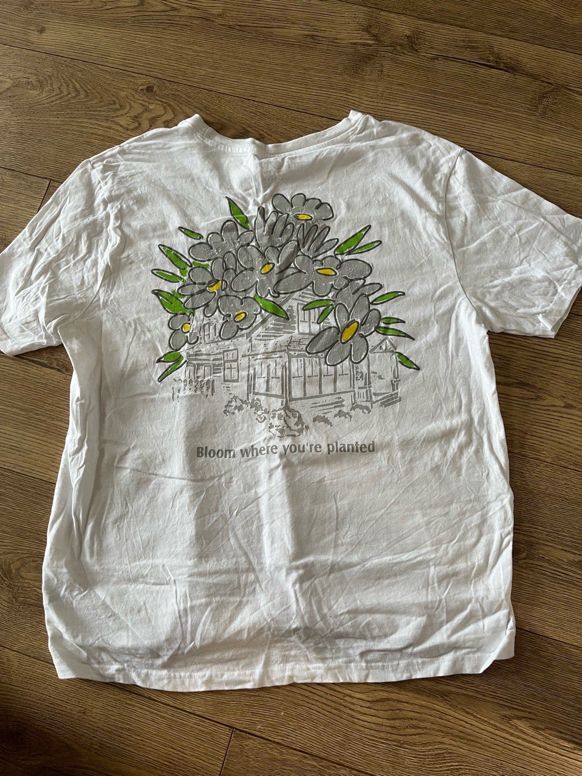 Røde White Floral House Graphic T-Shirt - Medium