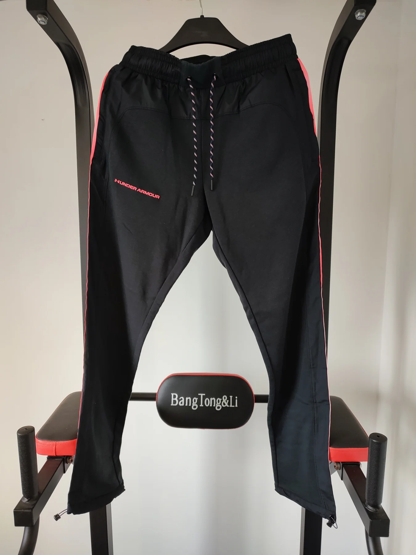 Under Armour Tracksuit Bottoms In Mens Size Small. RRP £59.99