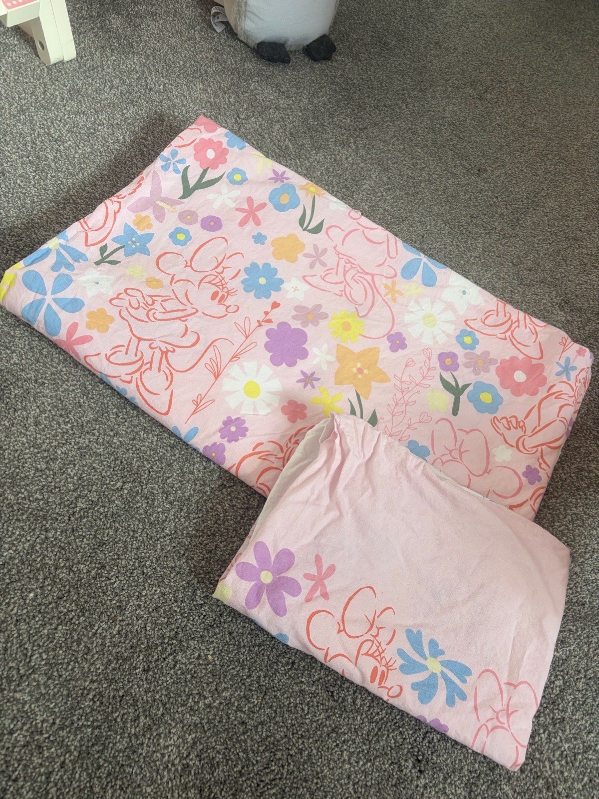 Gorgeous reversible Minnie Mouse cotbed set