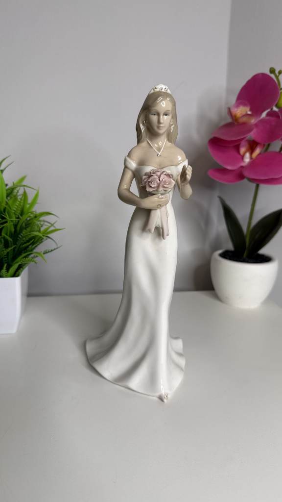 Lady figure with diamonds