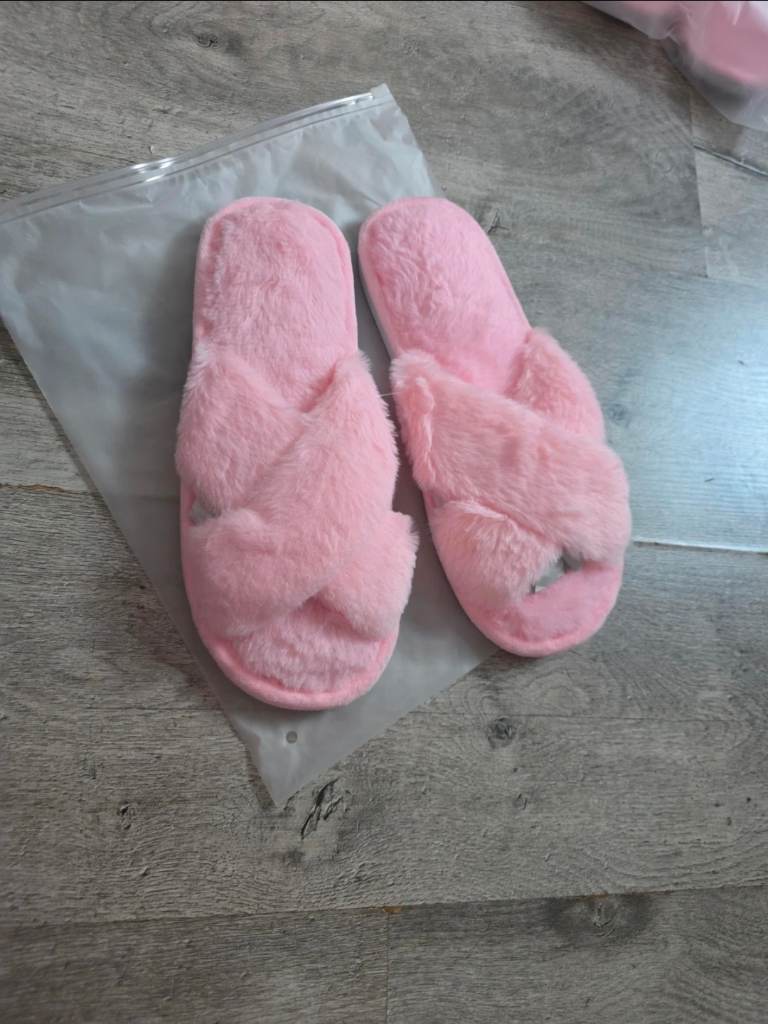 UItra-Soft Faux Fur Cross-Band Slippers size7/8