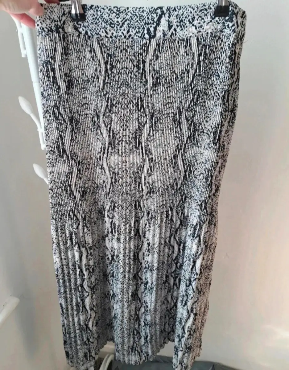 Black/white/grey patterned skirt. Size 12 by Primark