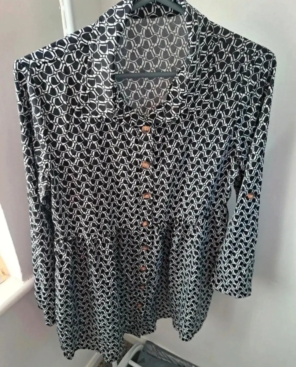 Black/white patterned long sleeve top. Size small by Shein