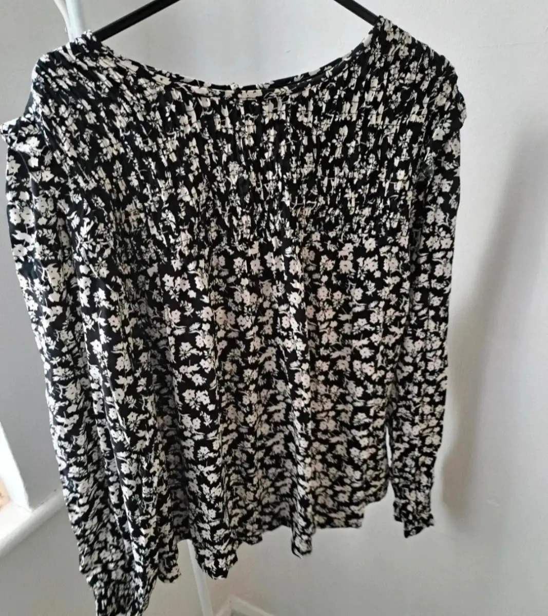 Black/white floral long sleeve top. Size 14 by George