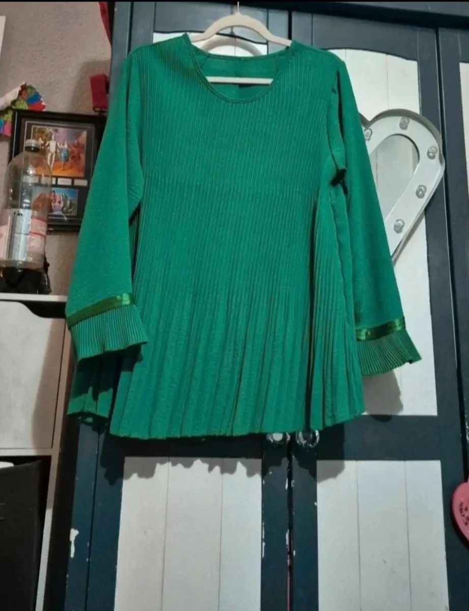 green pkeated top bnwot size12 made in italy