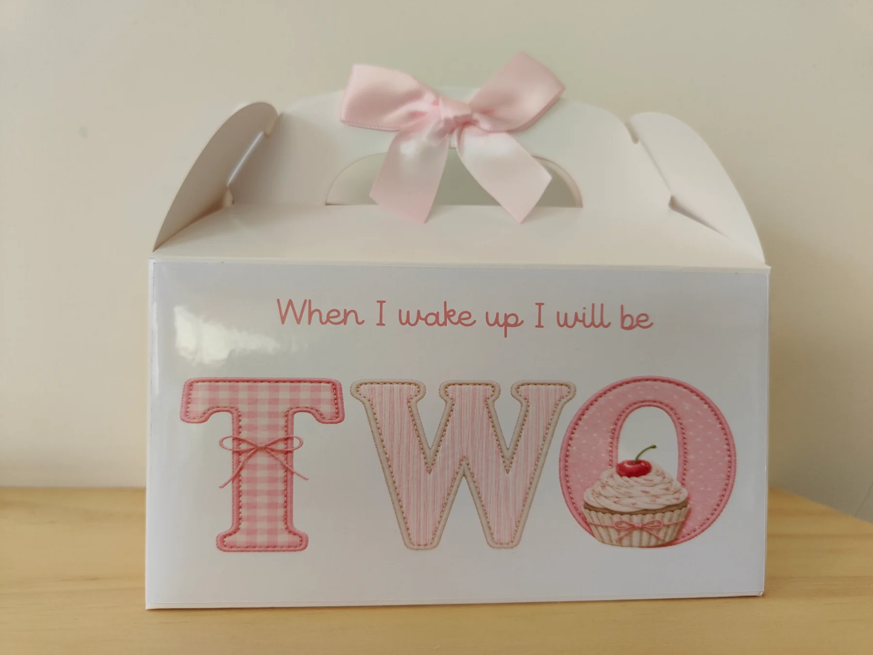 Birthday gift box cupcake