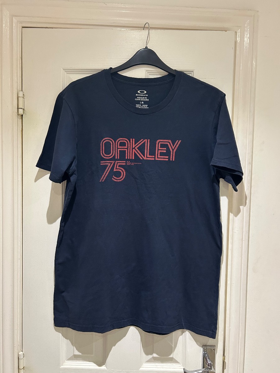 Men’s Oakley crew neck t-shirt. Size L