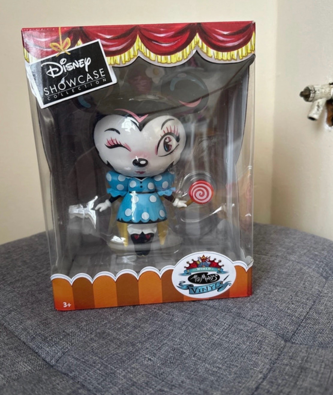 Disney showcase Minnie Mouse