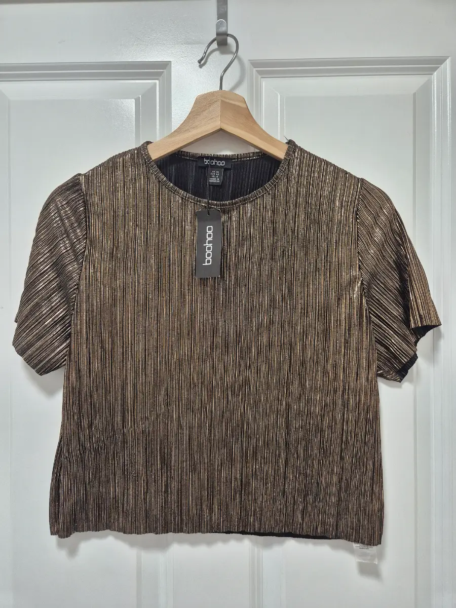Boohoo Gold Metallic Plissé Top UK 14 | Glitter Party Evening Short Sleeve Crop Blouse