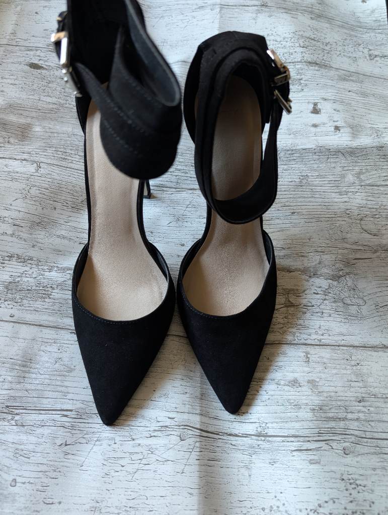 Black Heeled Shoes - Size 6