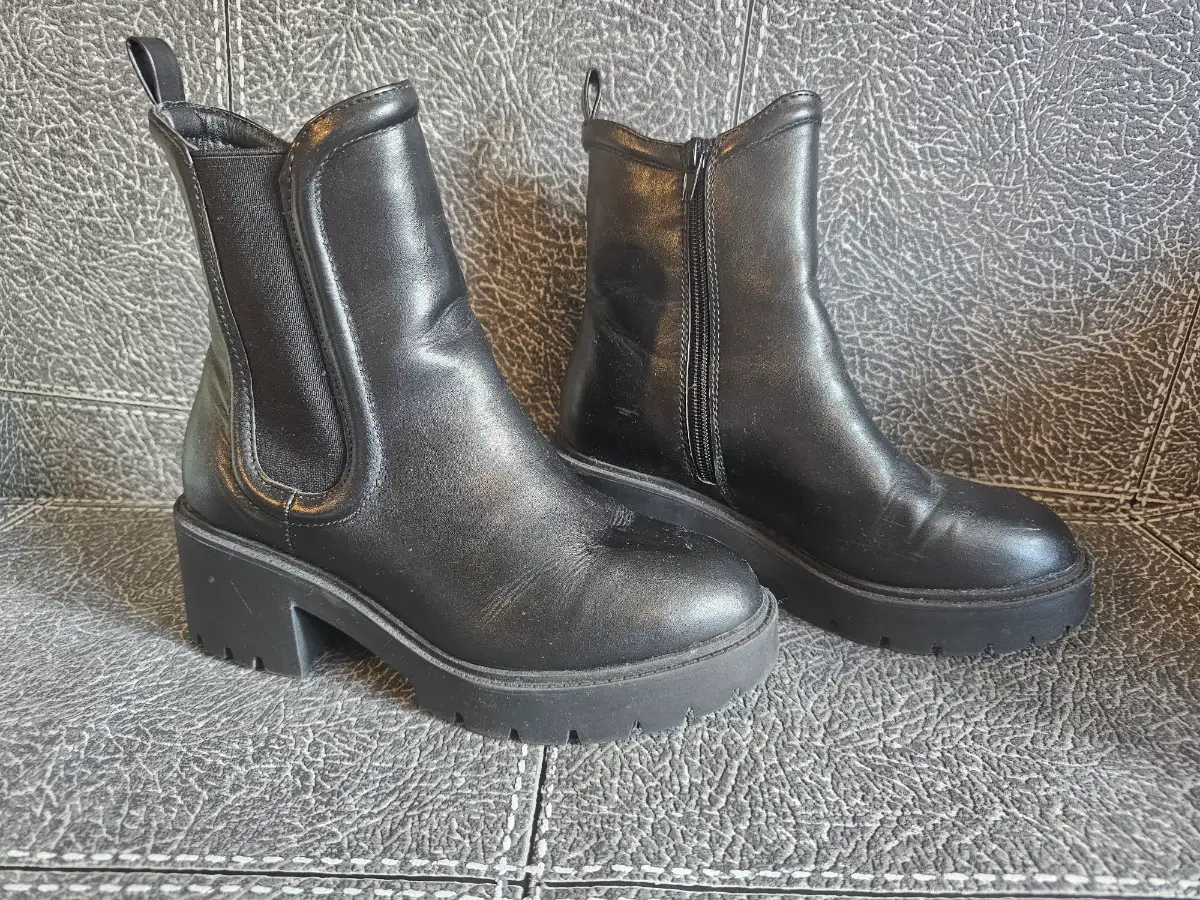 Womans Size 4 Black New Look Chunky Chelsea Boots