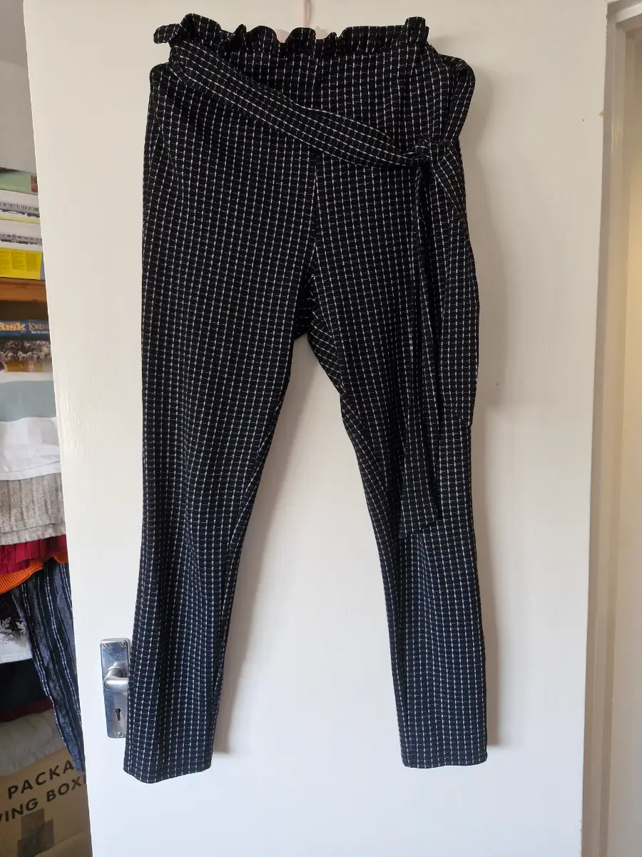 Gorgeous Black Stretchy Trousers – Small White Check – Elastic Waist & Tie – Size L