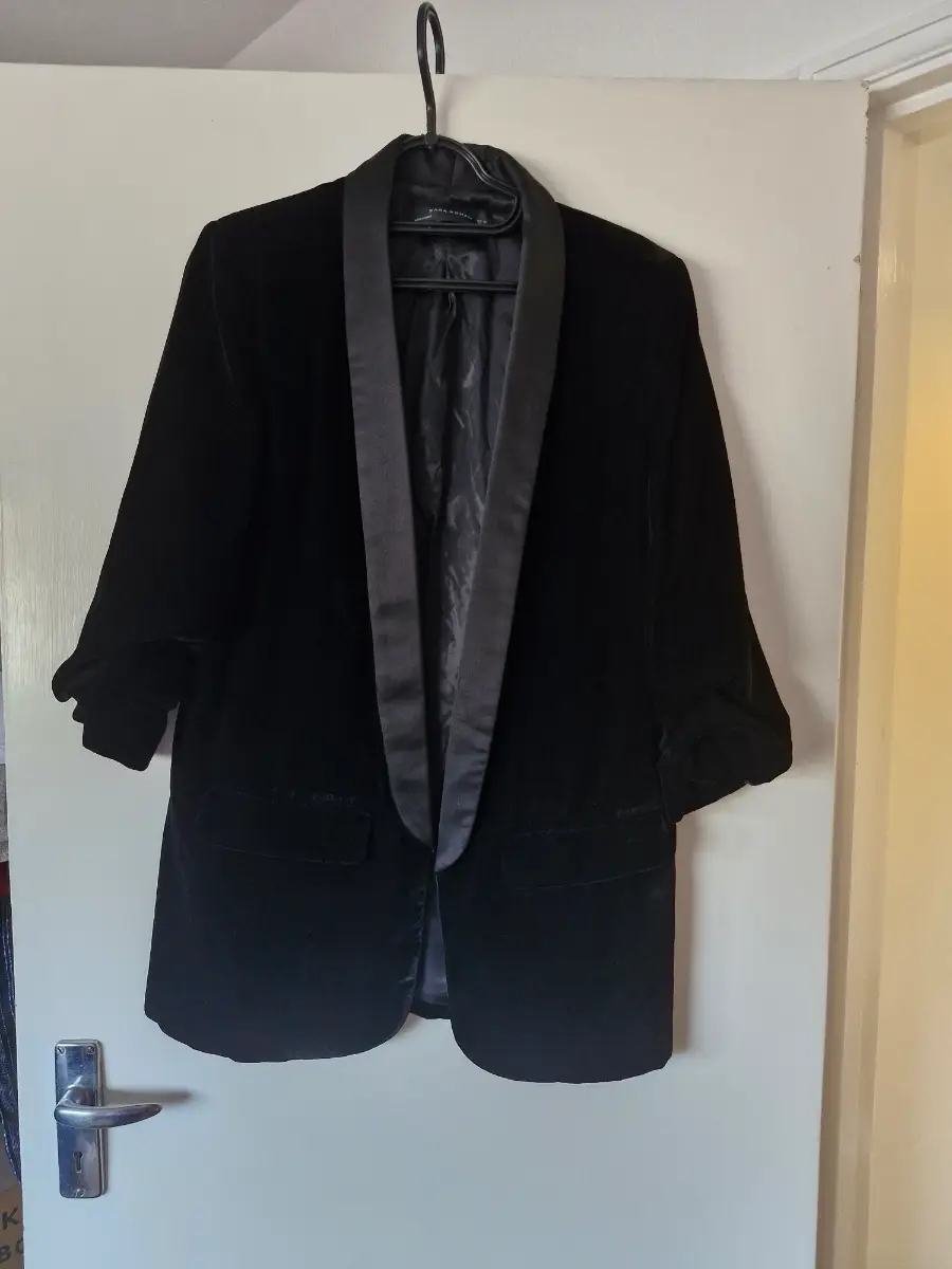 Absolutely Stunning Jet Black Velvet‑Effect Coat/Jacket – Zara – Size M – Satin Collar
