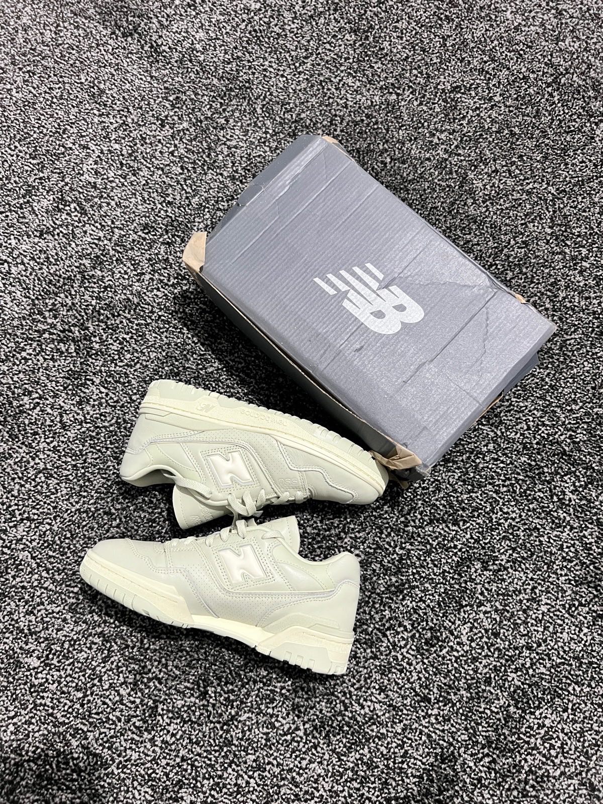 New Balance 550 Women’s – Deep Lichen Green / Cream – UK 6