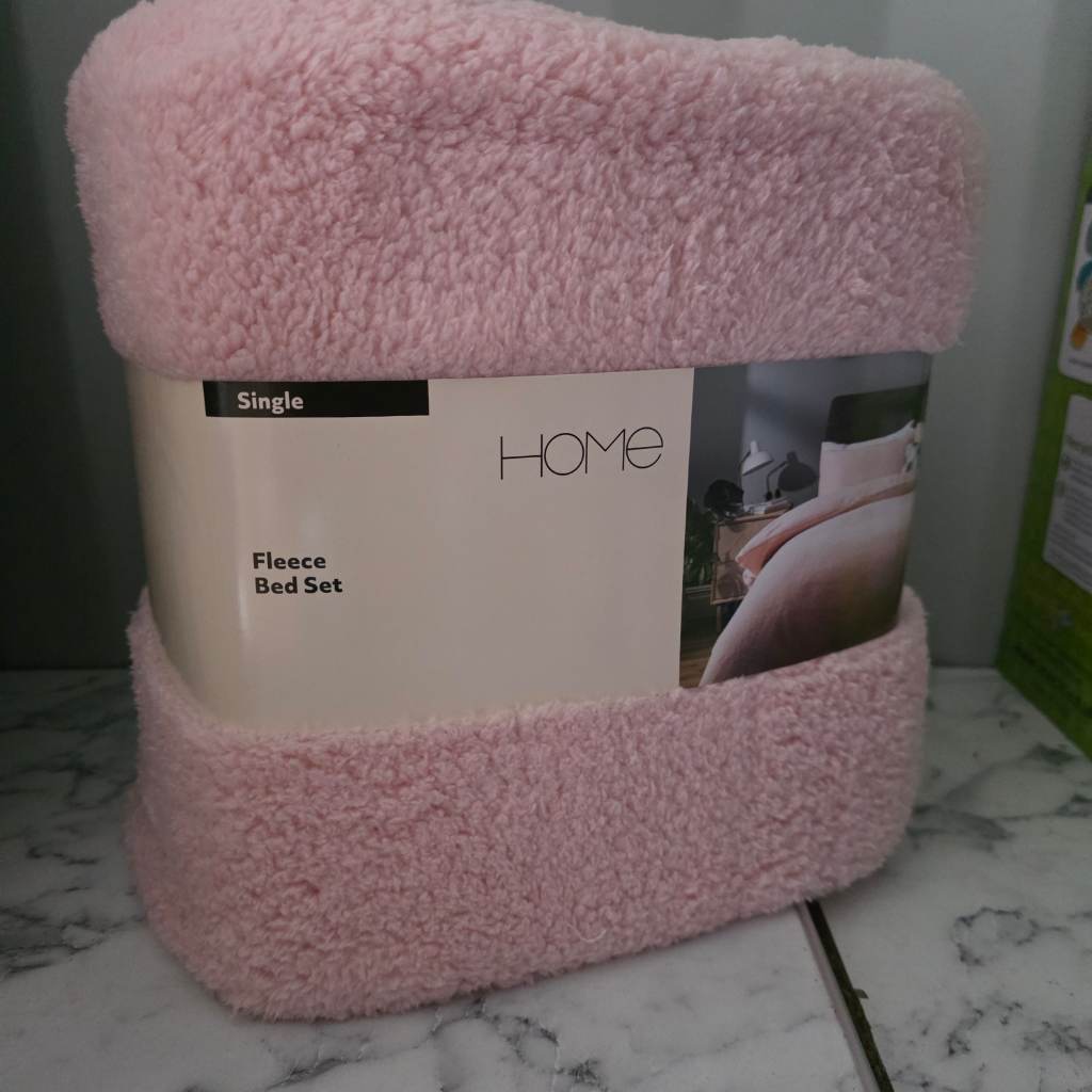 Single pink fluffy bedding brand new and tagged