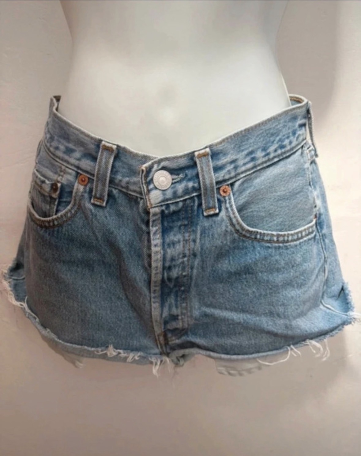 Genuine vintage Levi’s shorts 31W 32L (approx size 8)