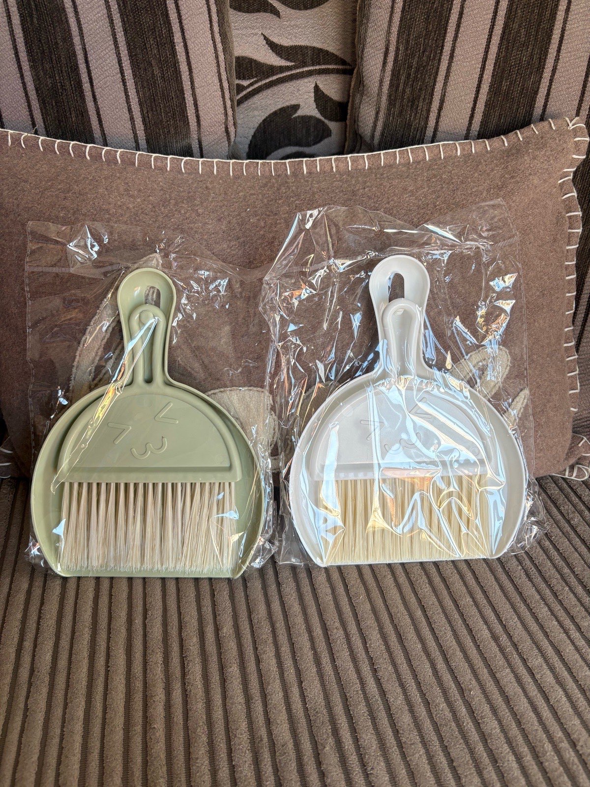 Mini Dustpan and Brush Set – Cute Kawaii Desktop Cleaning (Pack of 2)