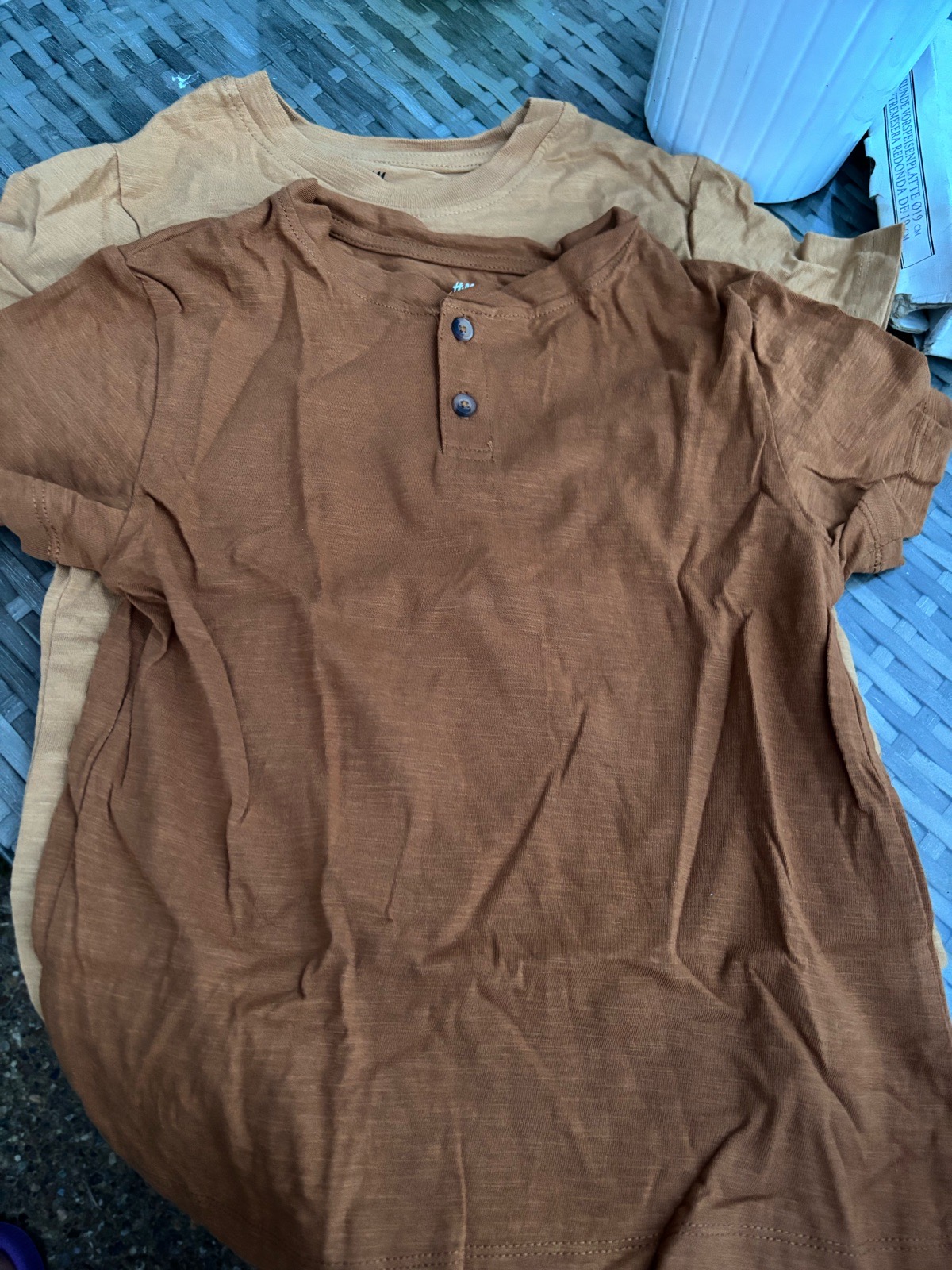 2 x t-shirts aged 4-6