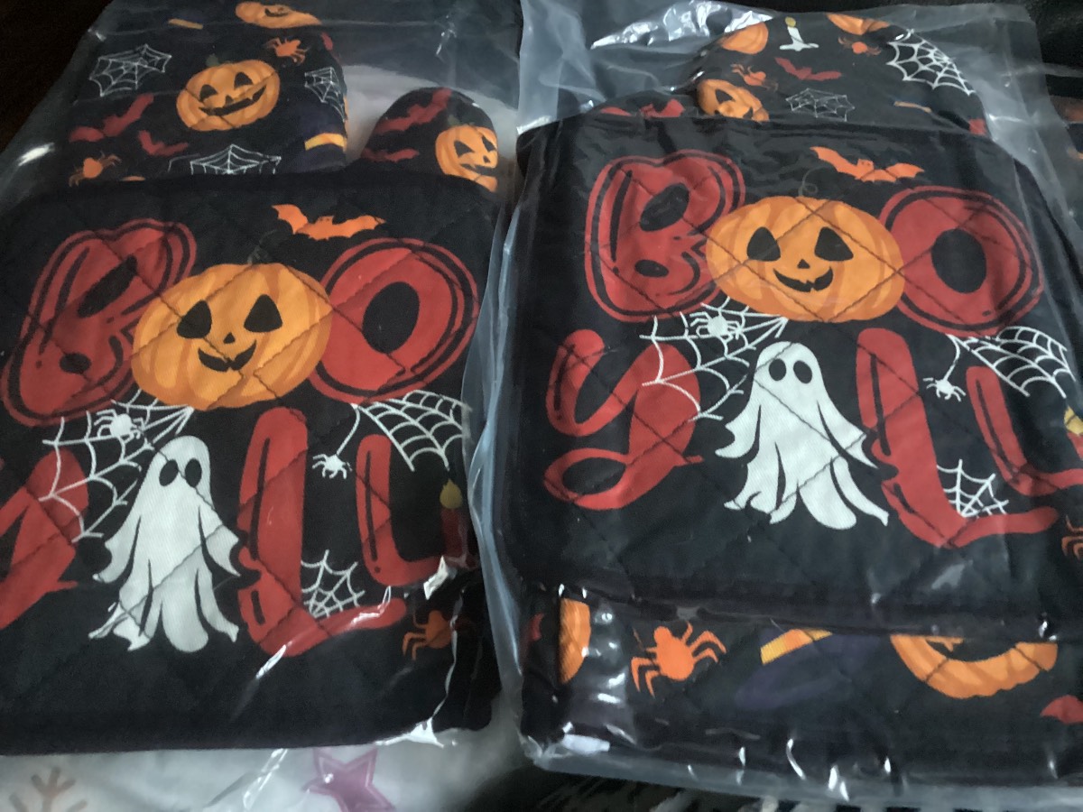Set of oven gloves new in pkt with mat