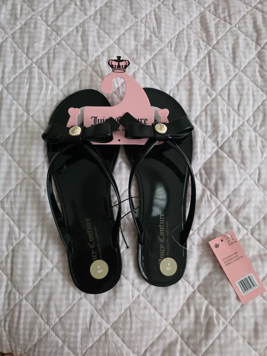 beautiful black and gold juicy Couture with gold detailing on bow jelly sandals / flip flops uk size