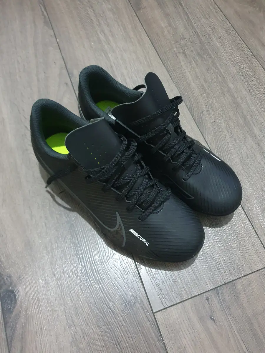 Football boots size 5