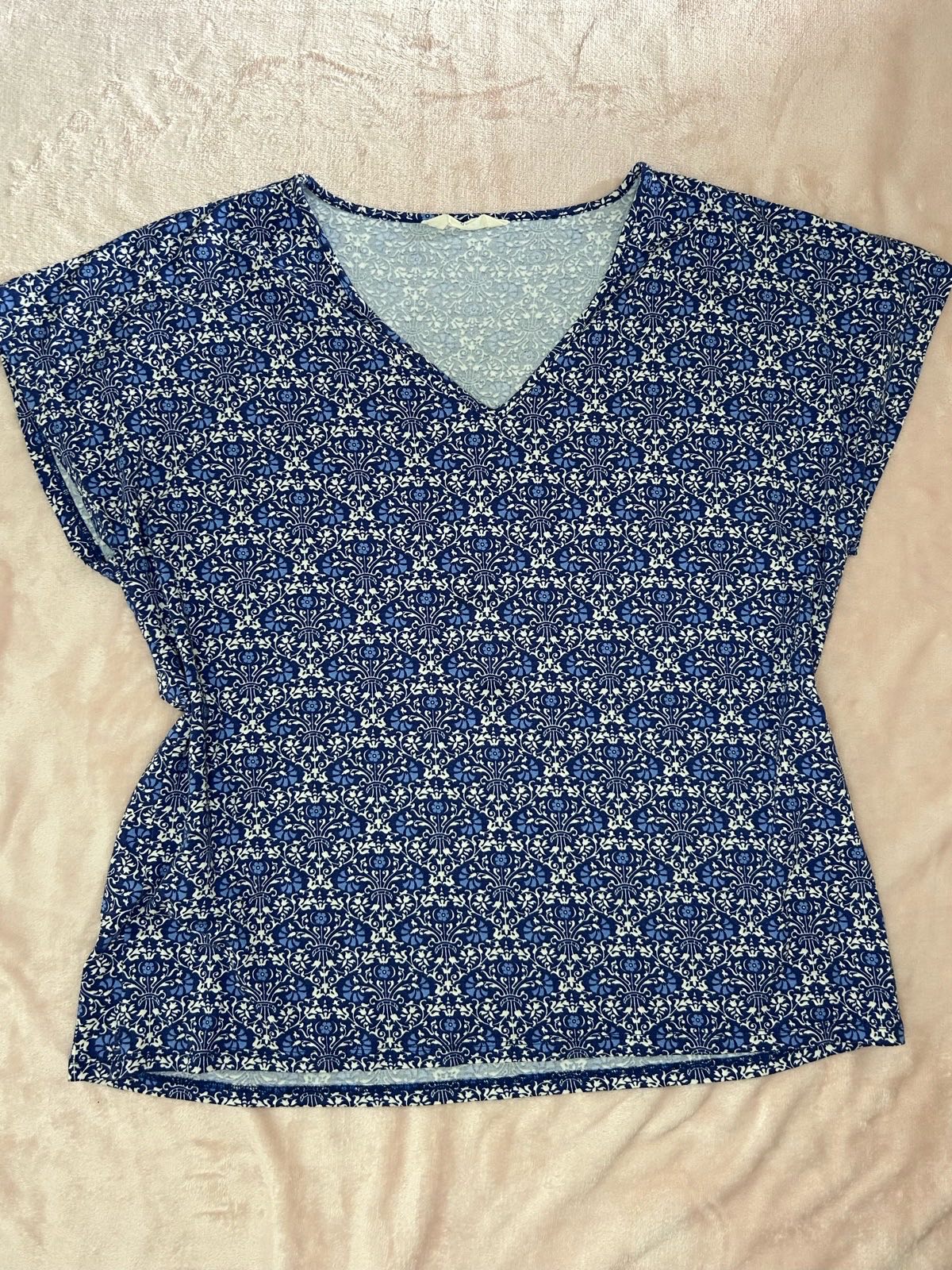 Navy & white abstract print v neck T shirt size L