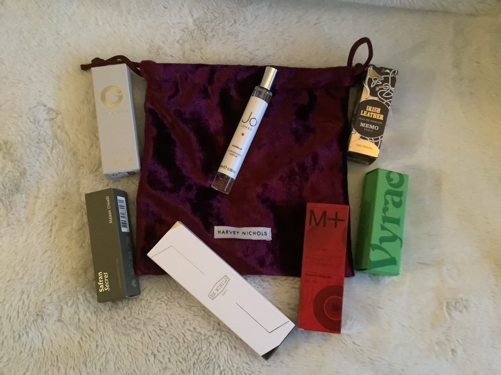 Velvet drawstring bag with 7 x purse spray perfumes mixed