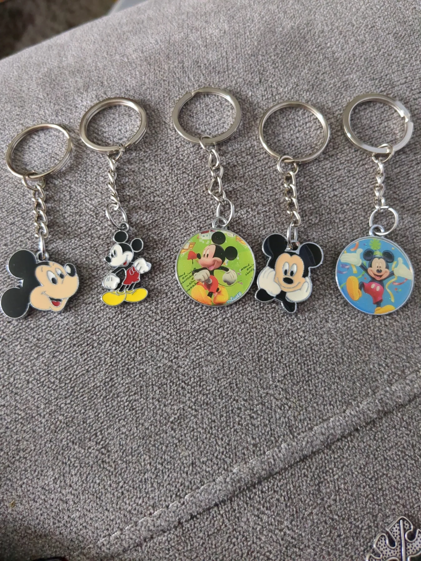5 Mickey Mouse keyrings.