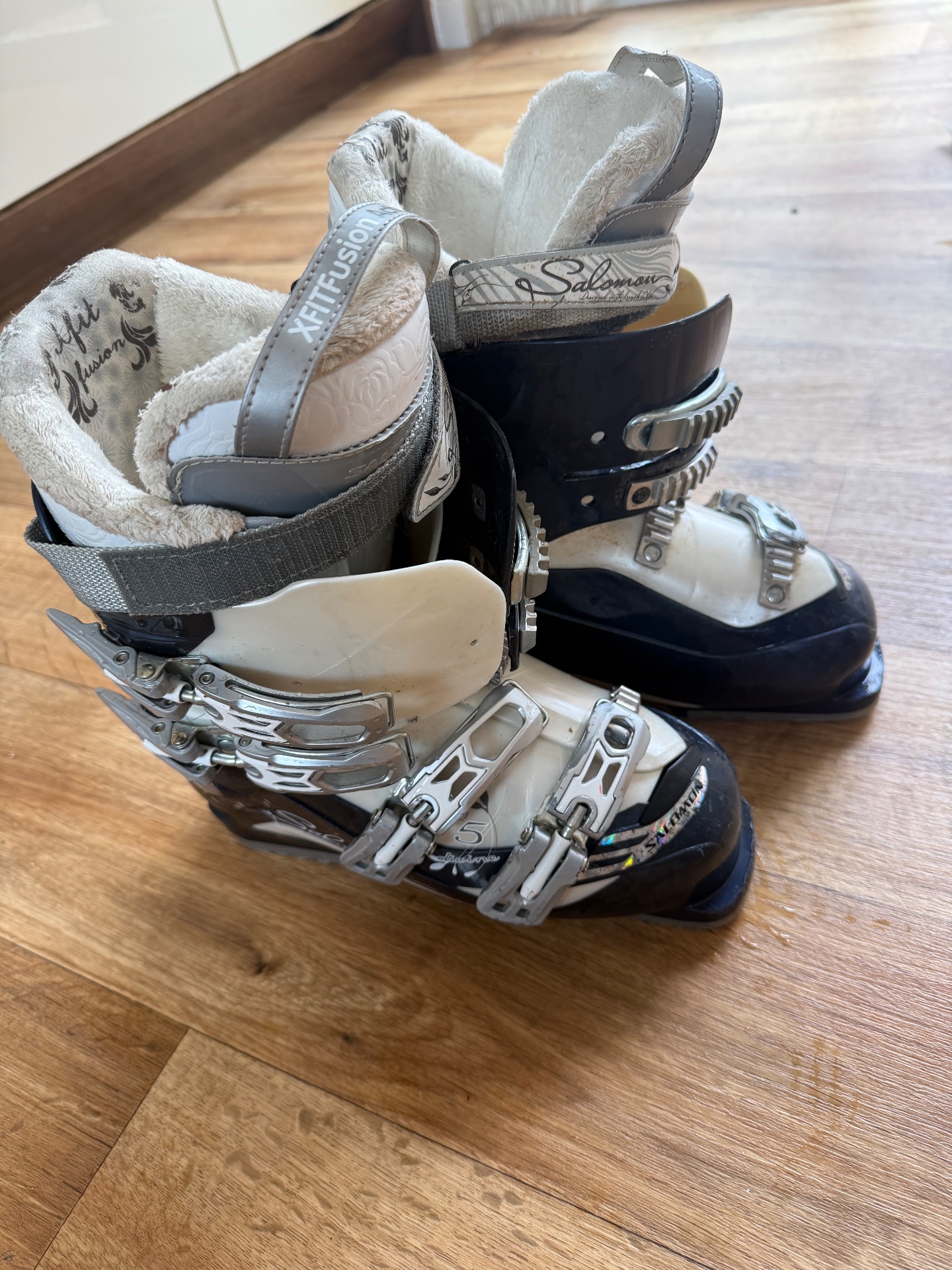 Women’s Salomon Divine 5 Ski Boots/25/size 6.
