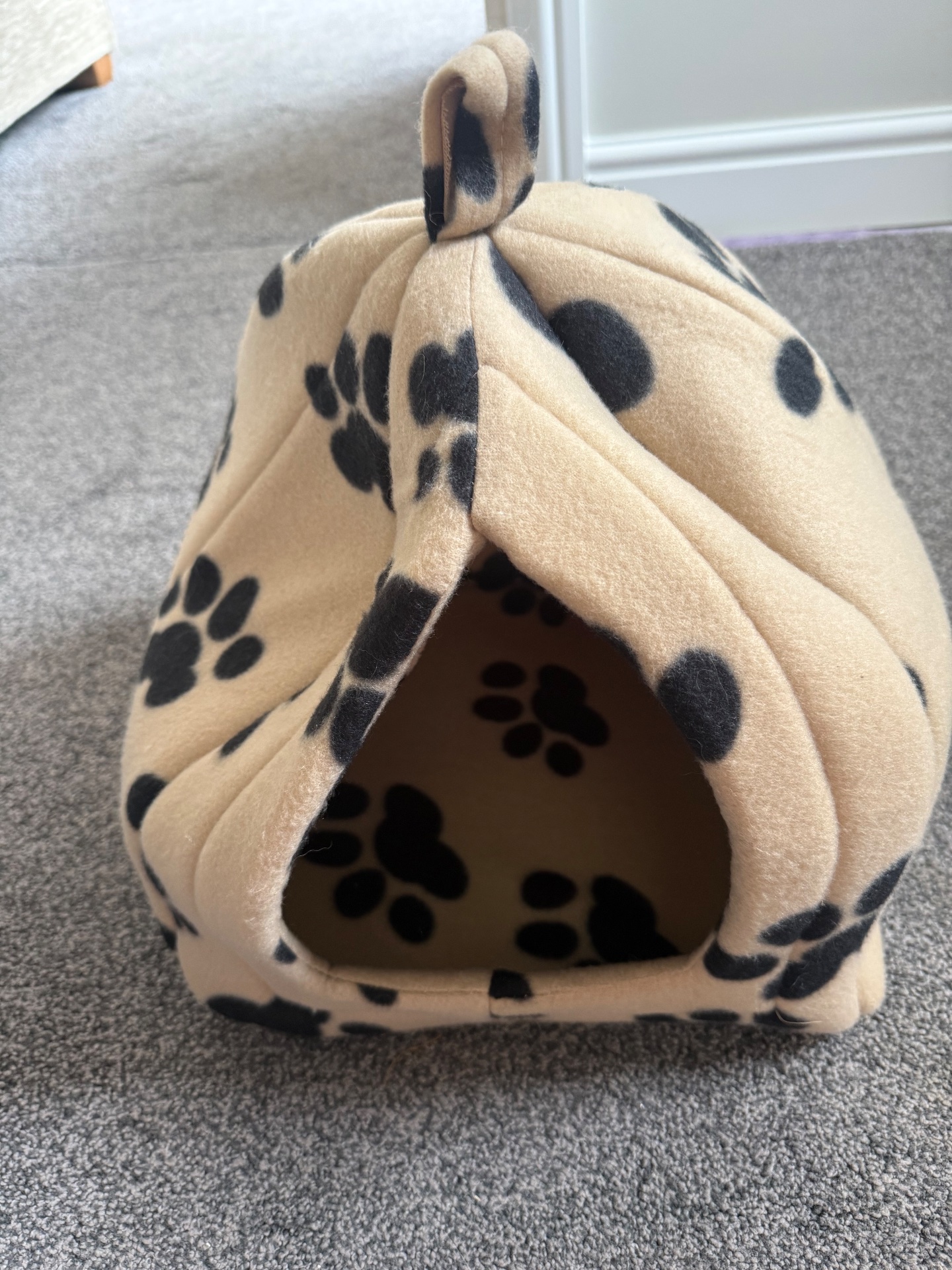 Dog/cat pyramid bed