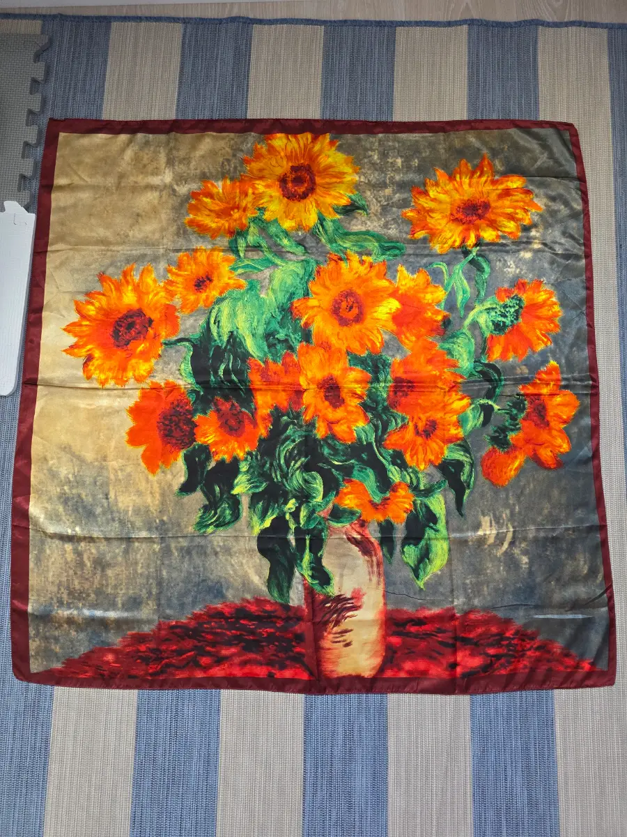 Squared silk-like scarf with sunflowers pattern