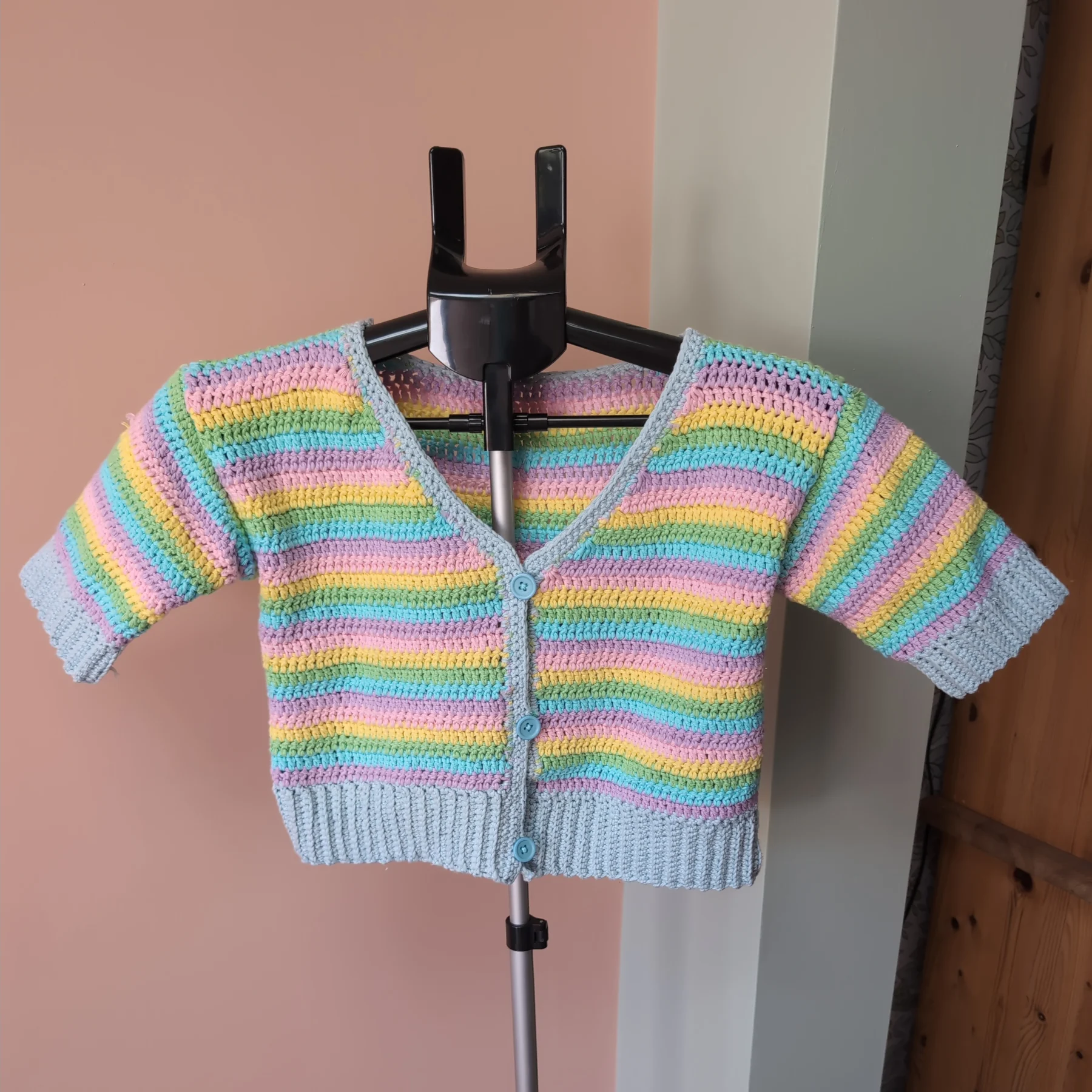 Handmade Cropped Retro Knitted Cardigan with Short Sleeves and Pastel Stripe Pattern - 12
