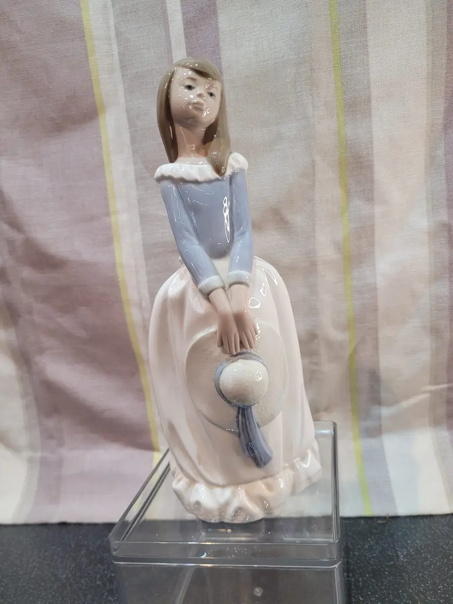 Vintage Lladro Figurine Nao 1982 Girl Holding Hat