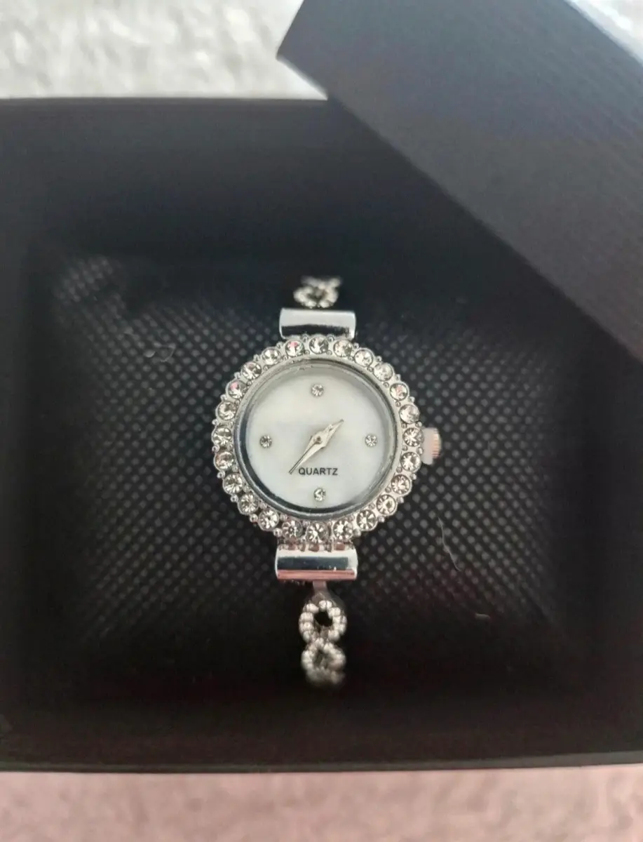 Ladies silver quartz watch