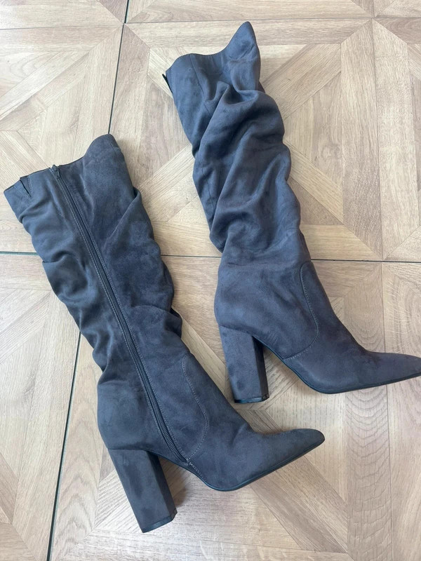Women’s quiz grey knee high suede boots
