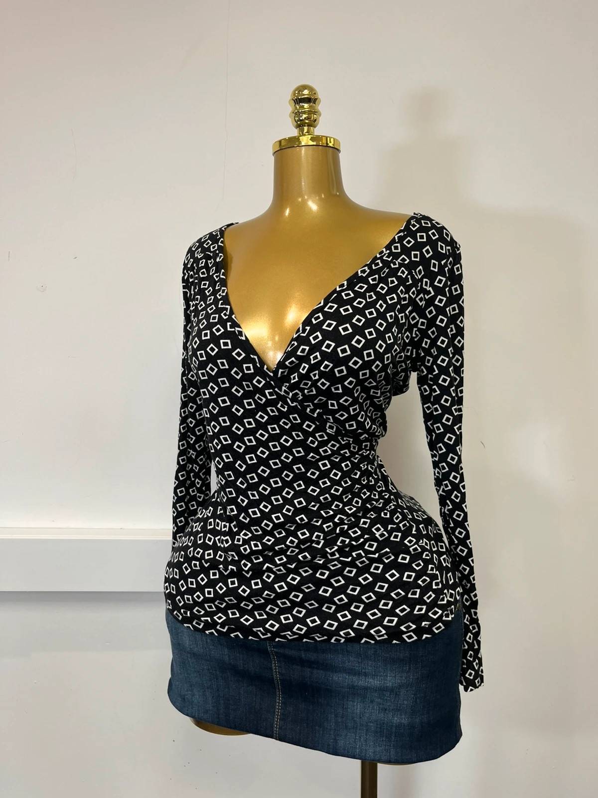 F&f long sleeve v neck size 12 black and white y2k top