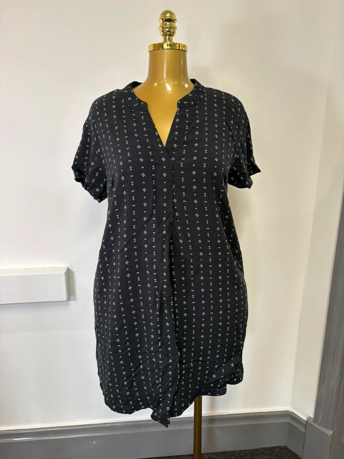 Women’s H&M black uk 12 button up short sleeve dress shirt
