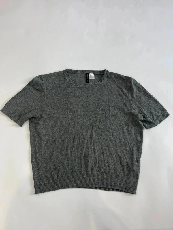 Woman divided H&M size m grey round neck tee