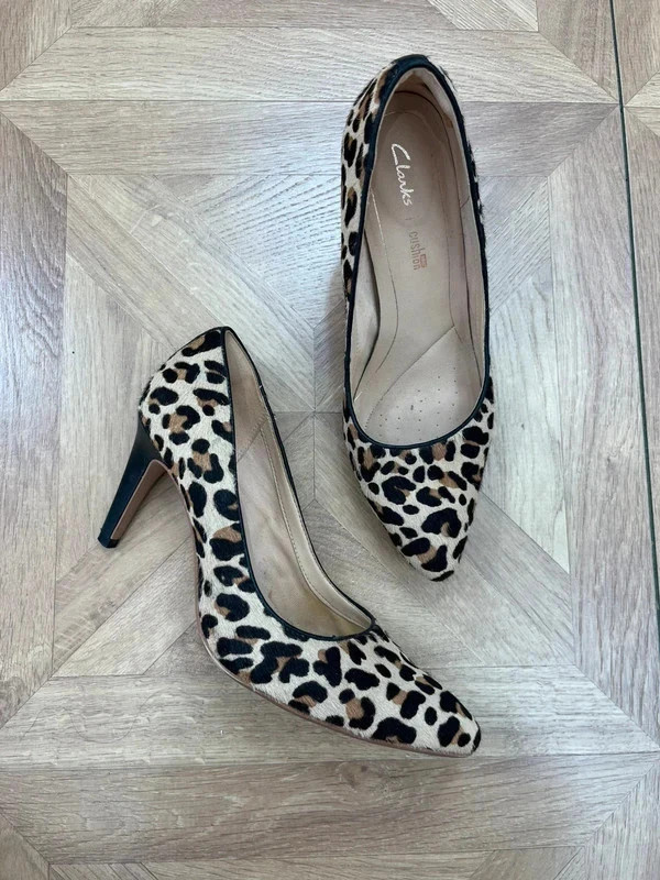 Women’s leopard print Clarks cushion size uk5 heels