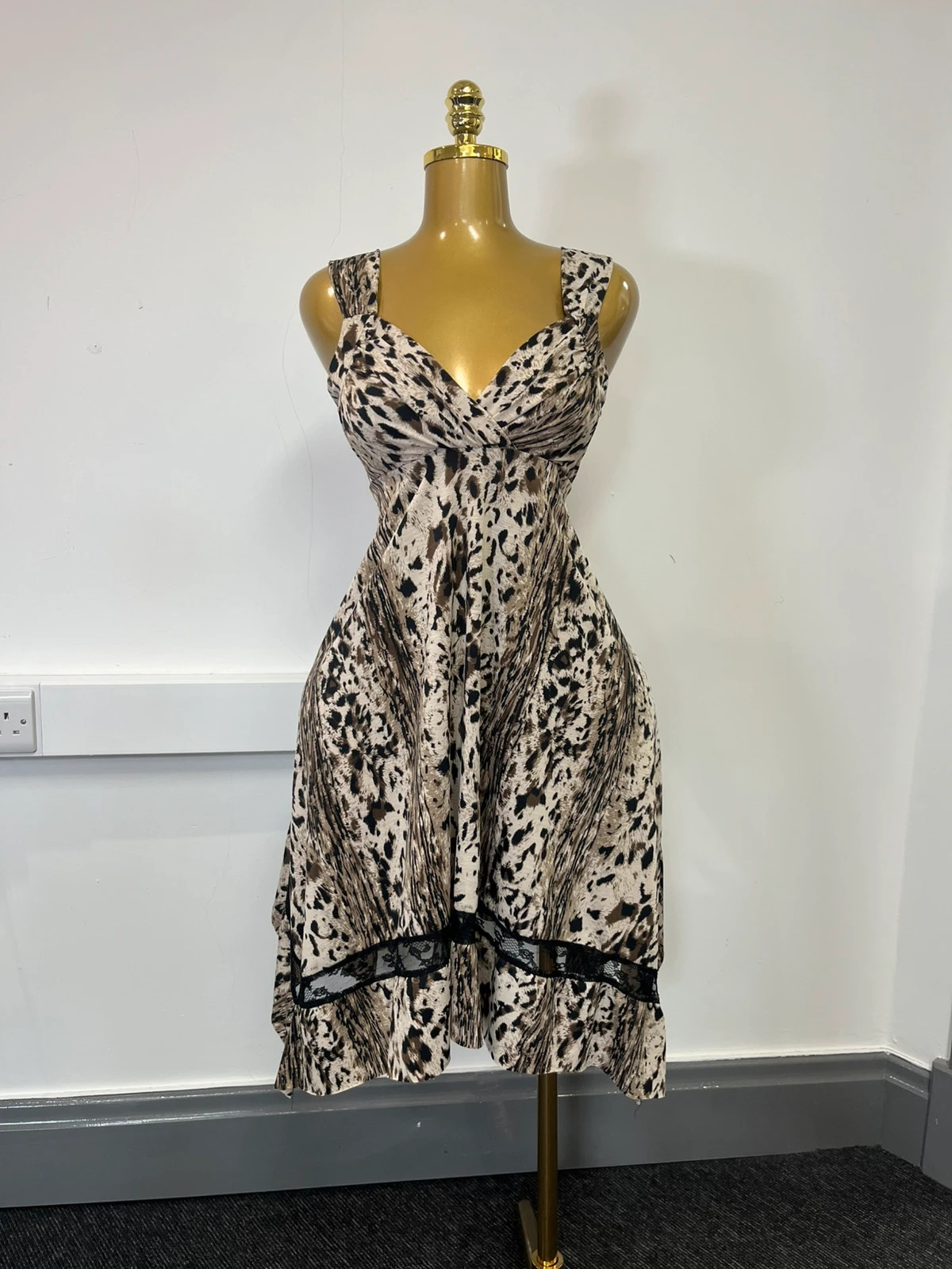 Vintage Y2K Stella Morgan size 12 leopard print midi dress lace detail