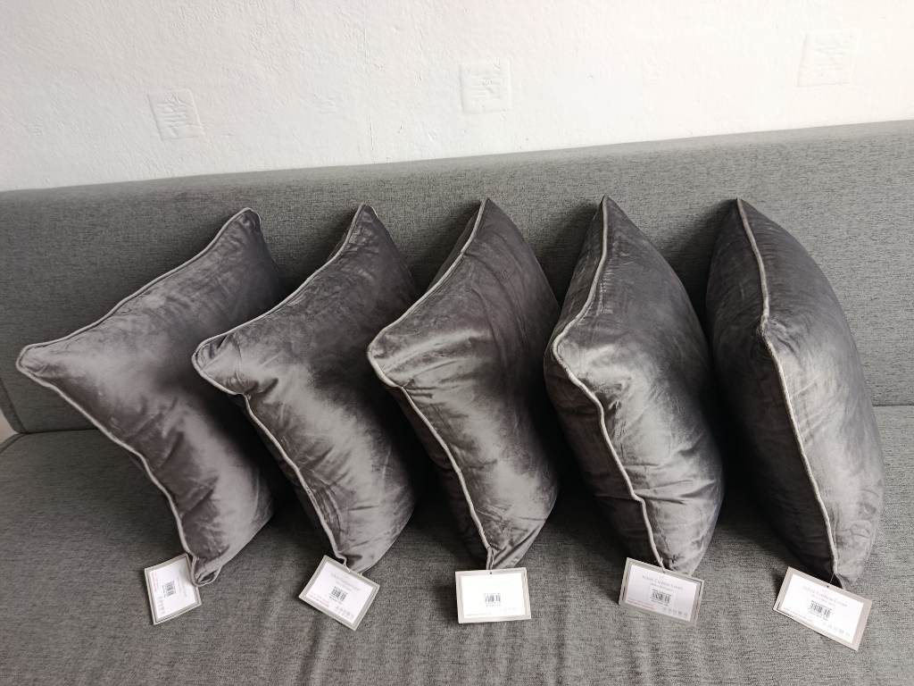 Stylish Grey Velvet Cushions x5 – Plush Feel, Inners Included